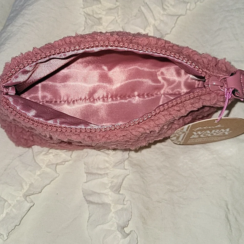 PINK Victoria's Secret Cozy Sherpa Cosmetic Bag NWT! - Picture 3 of 4